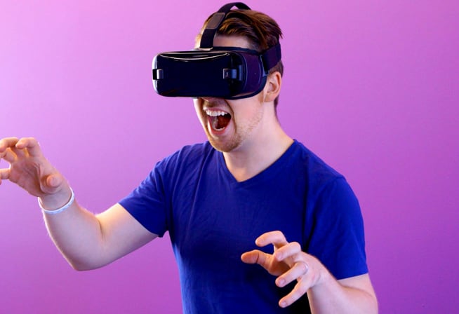 guy playing virtual reality